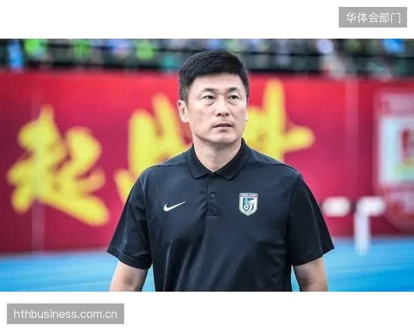 本土教练李国旭率领大连英博异军突起，半程力压多支强队高居第三。